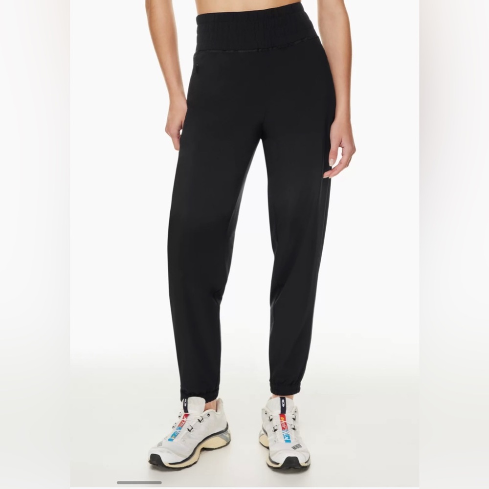 NEW Aritzia TnAction Move Boomerang black joggers Women's size S